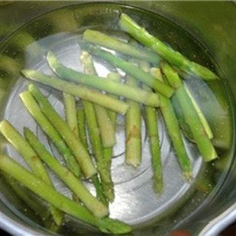 Cách làm thịt xông khói cuộn măng tây