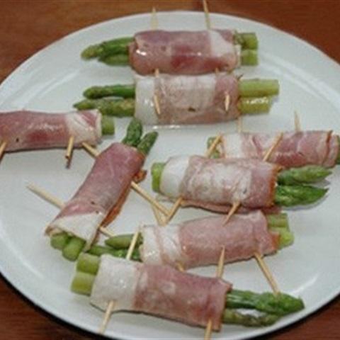 Cách làm thịt xông khói cuộn măng tây