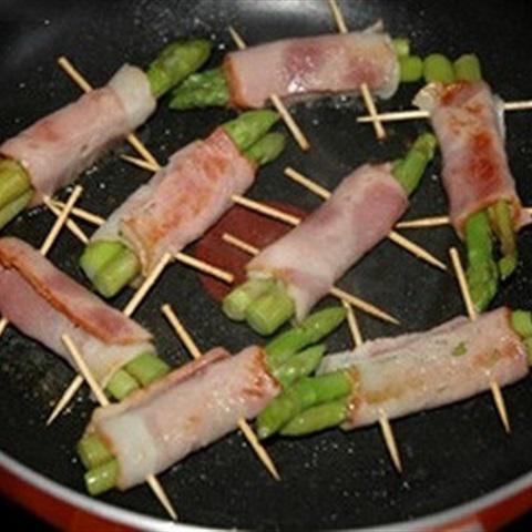 Cách làm thịt xông khói cuộn măng tây