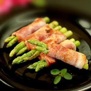 Cách làm thịt xông khói cuộn măng tây