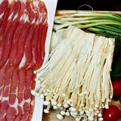 Cách làm thịt xông khói cuộn nấm kim châm