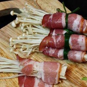 Cách làm thịt xông khói cuộn nấm kim châm