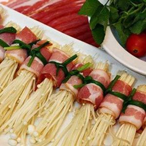 Cách làm thịt xông khói cuộn nấm kim châm