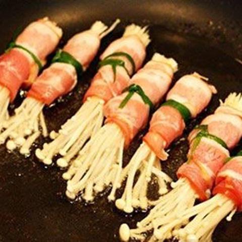 Cách làm thịt xông khói cuộn nấm kim châm