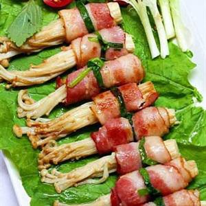 Cách làm thịt xông khói cuộn nấm kim châm