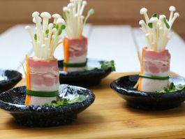 Thịt xông khói cuộn nấm kim châm