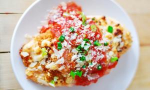 Thịt xông khói cuộn nấm và hành tây béo ngậy nức mũi