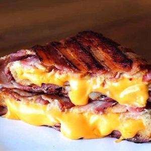 Cách làm thịt xông khói cuộn phô mai