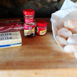 Thịt xông khói cuộn sò điệp sốt bơ cay