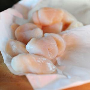 Thịt xông khói cuộn sò điệp sốt bơ cay