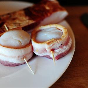 Thịt xông khói cuộn sò điệp sốt bơ cay