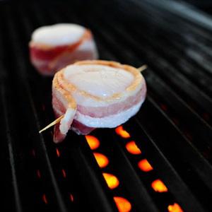 Thịt xông khói cuộn sò điệp sốt bơ cay