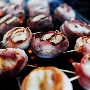 Thịt xông khói cuộn sò điệp sốt bơ cay