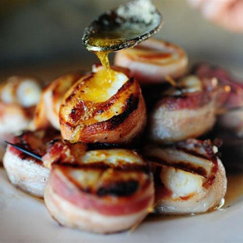 Thịt xông khói cuộn sò điệp sốt bơ cay