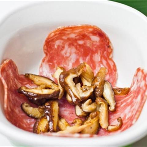 Cách làm thịt xông khói cuộn trứng nấm