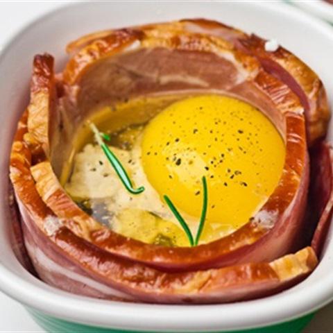 Cách làm thịt xông khói cuộn trứng nấm