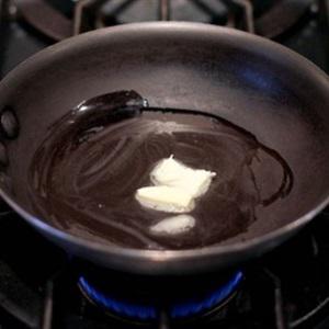 Cách làm thịt xông khói cuộn xúc xích chiên