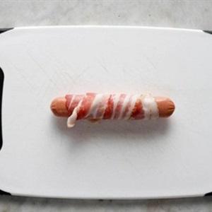 Cách làm thịt xông khói cuộn xúc xích chiên