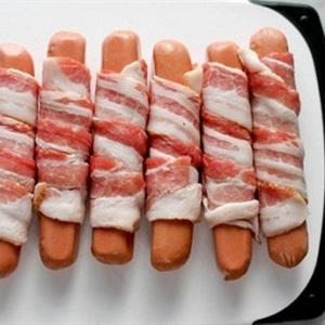 Cách làm thịt xông khói cuộn xúc xích chiên