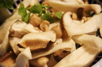 Thơm lừng góc bếp với món tôm xào nấm rơm