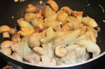 Thơm lừng góc bếp với món tôm xào nấm rơm