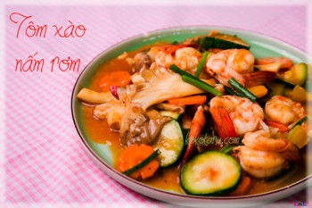 Thơm lừng góc bếp với món tôm xào nấm rơm