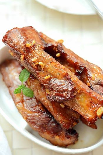 Thơm lừng món sườn heo nướng tỏi làm tại nhà