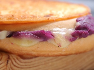 Thưởng thức dứa và thịt nguội xiên nướng vừa ngon vừa bổ