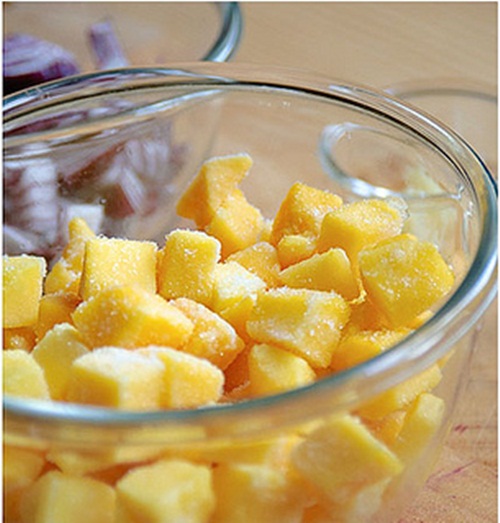 Thưởng thức nét quyến rũ của Tây Ban Nha trong li cocktail sangria hoa quả