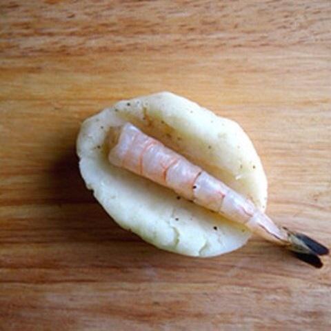 Cách làm tôm bọc khoai tây nướng