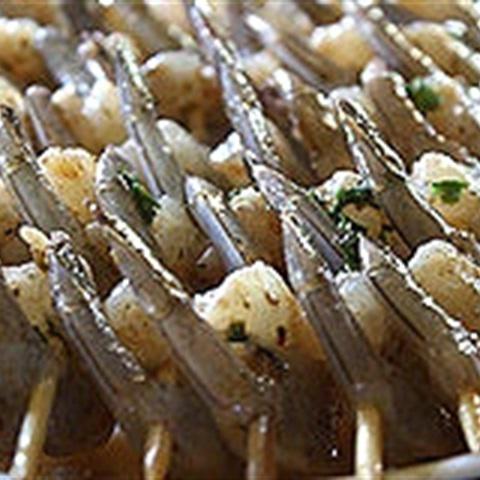 Cách làm tôm bóc vỏ nướng xiên