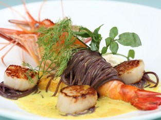 Tôm càng cuộn bún đen