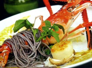 Tôm càng cuốn bún đen