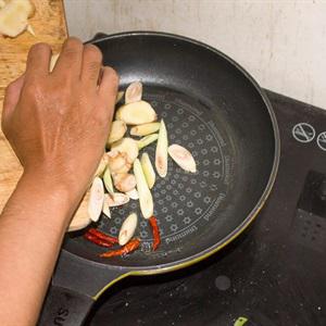 Cách làm tôm càng xanh sốt Thái