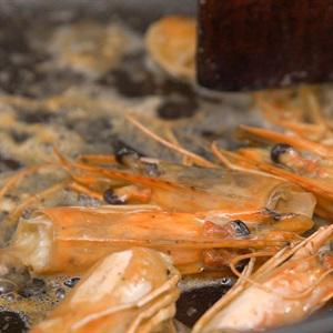 Cách làm tôm cháy tỏi với bánh mì nướng