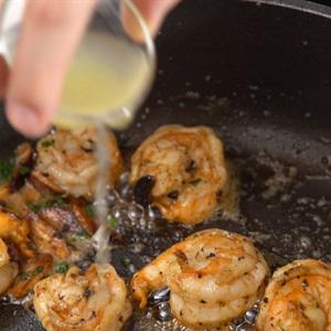 Cách làm tôm cháy tỏi với bánh mì nướng