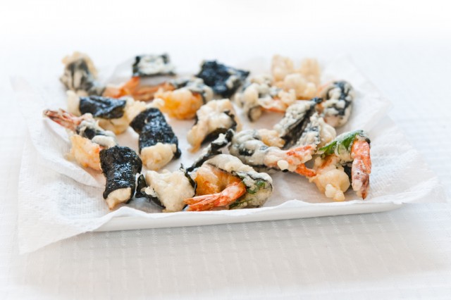 Tôm chiên tía tô rong biển