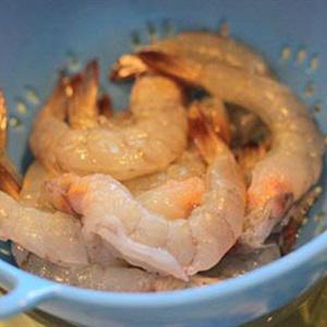 Cách làm tôm chiên tỏi ớt chua cay