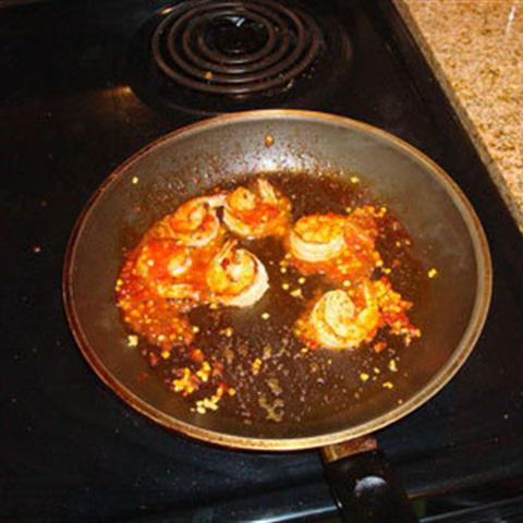 Cách làm tôm chiên tỏi ớt chua cay