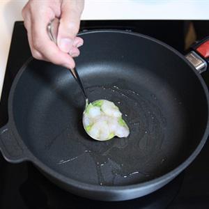 Cách làm tôm chiên với trứng