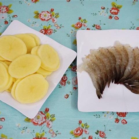 Cách làm tôm cuộn khoai tây chiên giòn
