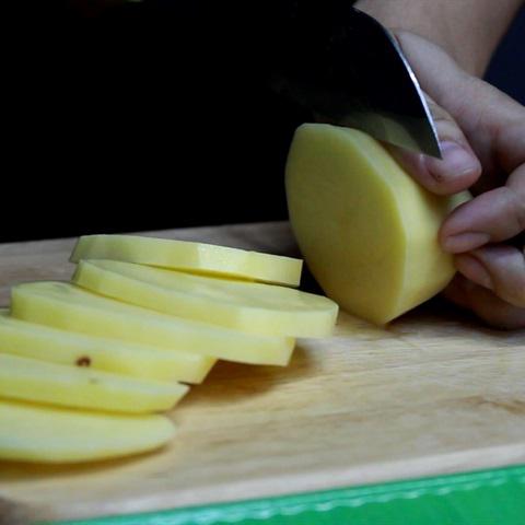 Cách làm tôm cuộn khoai tây chiên