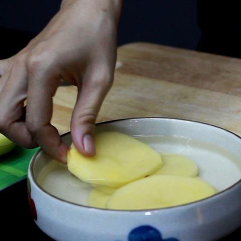 Cách làm tôm cuộn khoai tây chiên