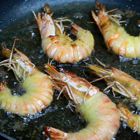 Cách làm tôm cuộn khoai tây chiên