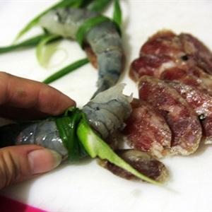 Cách làm tôm cuộn lạp xưởng