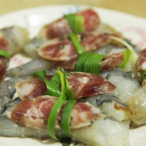 Cách làm tôm cuộn lạp xưởng