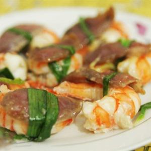 Cách làm tôm cuộn lạp xưởng