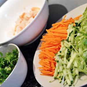 Cách làm tôm cuộn rau củ