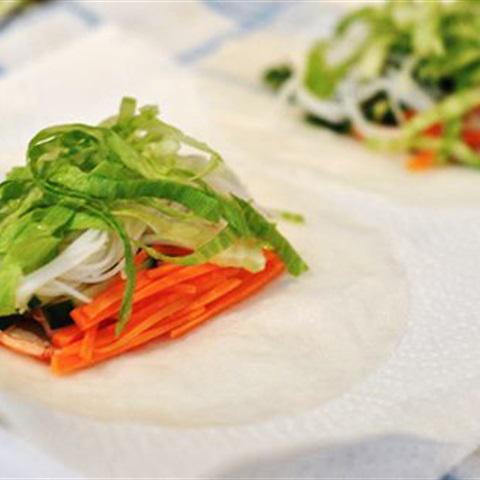 Cách làm tôm cuộn rau củ