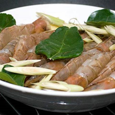 Cách làm tôm hấp lá chanh
